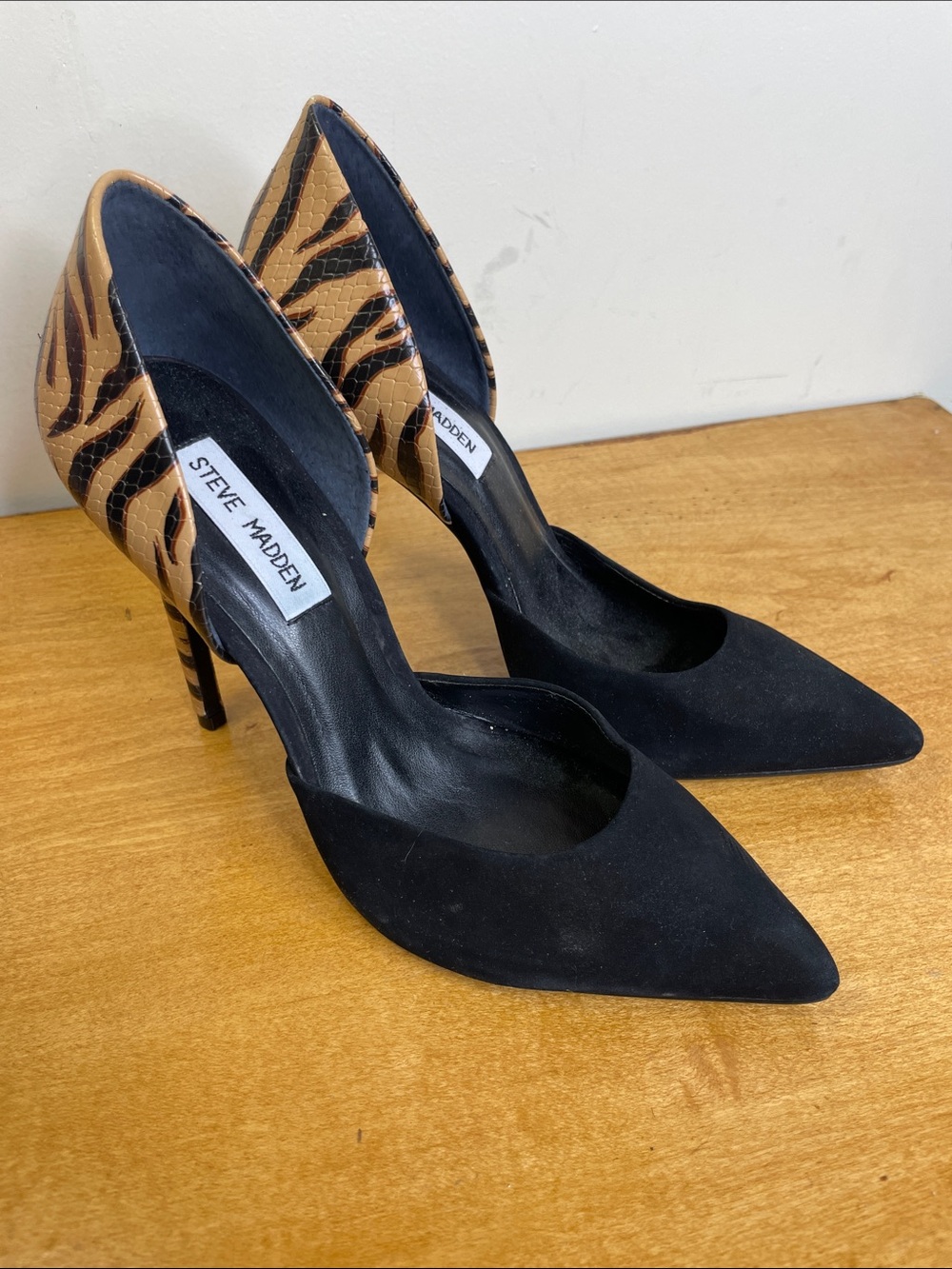 Steve Madden Black Pointed Pumps with Tiger-Print Heel. Size 7.5